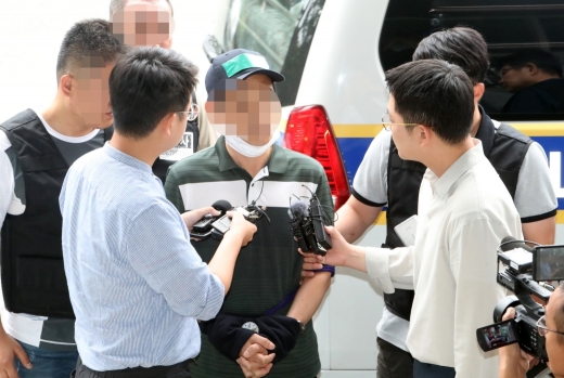 전주 여인숙 방화 용의자에 대한 영장실질심사가 24일 전북 전주시 전주지방법원에서 실시된 가운데 용의자A씨가 차량에서 내려 장내로 들어서고 있다. /사진=뉴시스