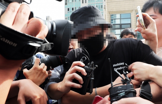 홍대 거리에서 일본인 여성들에게 욕설을 하며 행패를 부린 A씨가 24일 오후 서울 마포경찰서에서 조사를 마친 후 나서고 있다. 지난 23일 보라색 티셔츠에 검정색 반바지를 입은 한 남성이 촬영자를 뒤따라오며 일본인 비하 표현과 함께 욕설을 내뱉는 영상이 유튜브에 올라와 논란이 됐다. /사진=뉴스1