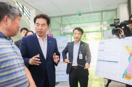 23일 오후 용인시 처인구 원삼면 사무소에서 백군기 용인시장이 반도체 클러스터 조성 관련 주민들의 의견을 듣고 있다. / 사진제공=용인시