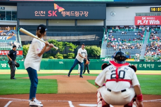 쉐보레, 국내 프로야구와 함께 활발한 마케팅 선보여. 시구에 나선 카허 카젬 한국지엠 사장. /사진=쉐보레