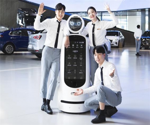 현대자동차가 고양 스튜디오에 AI 안내로봇을 26일 마련했다./사진=현대차 