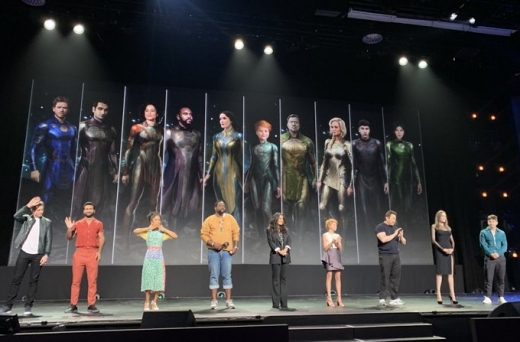 '2019 D23 엑스포'에 참석한 배우 마동석(오른쪽 3번째)와 이날 공개된 길가메시 캐릭터 콘셉트 비주얼(뒷배경 오른쪽 4번째). /사진=디즈니 공식 트위터 캡처