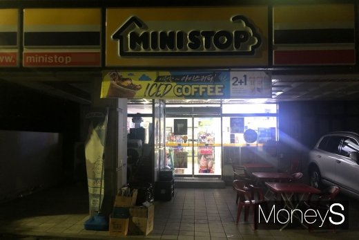 지난 24일 새벽 서울의 한 편의점 문이 잠겨 있는 모습. /사진=김경은 기자