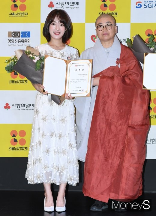 [머니S포토] 신지이 '희유 스님과 함께'