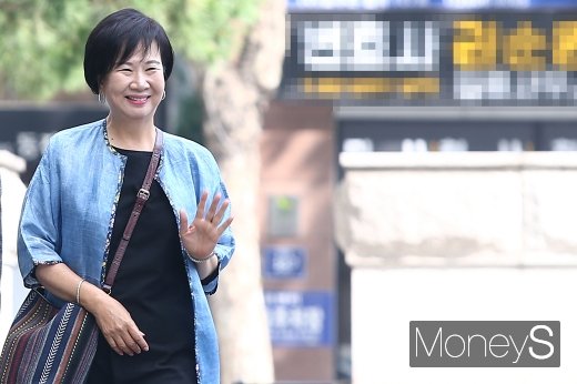 [머니S포토] 지지자 향해 손흔드는 손혜원