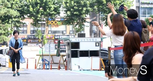 [머니S포토] 지지자 향해 미소짓는 손혜원 의원