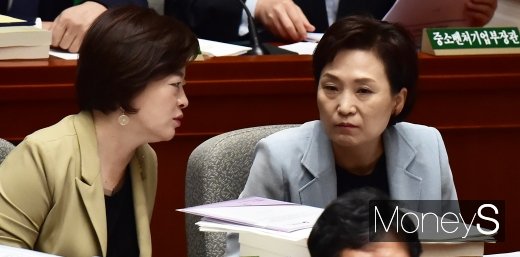 [머니S포토] 국회 예결위, 의견 나누는 김현미-진선미