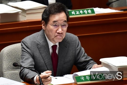 [머니S포토] 국회 예결위 출석힌 이낙연 총리