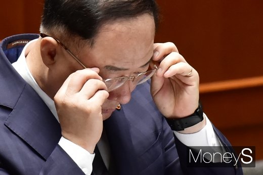 [머니S포토] 안경 고쳐쓰는 홍남기 부총리