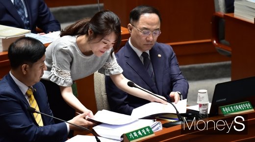 [머니S포토] 자료 살피는 홍남기 부총리