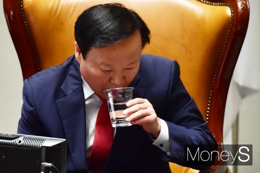 [머니S포토] 목축이는 김재원 예결위원장