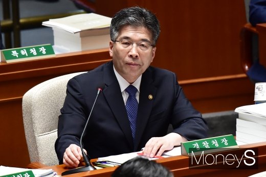 [머니S포토] 국회 예결위 회의, 질문 경청하는 민갑룡 청장