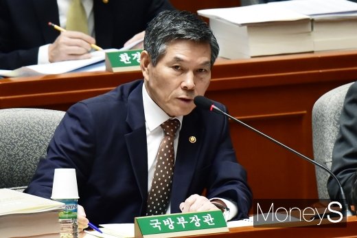 [머니S포토] 질의에 답하는 정경두 국방 장관