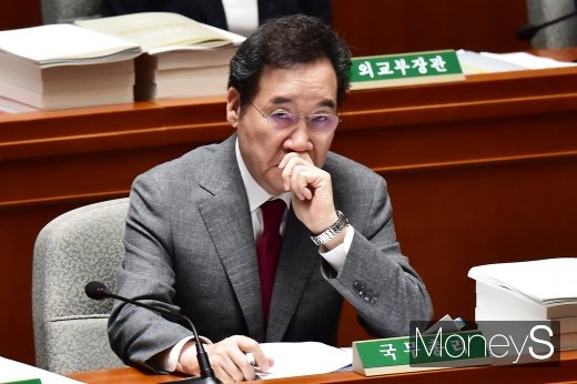 [머니S포토] 질의 경청하는 이낙연 총리