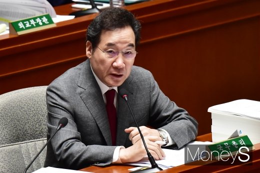 [머니S포토] 질의에 답하는 이낙연 총리