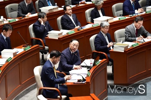[머니S포토] 국회 예결위, 질의에 답하는 홍남기 부총리