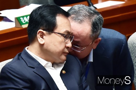 [머니S포토] 귀엣말 나누는 유영민 과기부 장관