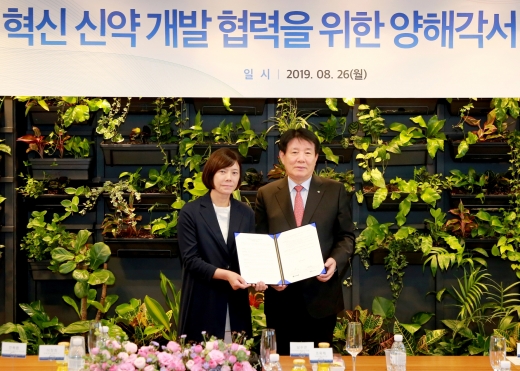MOU를 체결한 유한양행 이정희 대표(우측)와 지아이이노베이션 남수연 대표(사진 좌측)./사진=유한양행