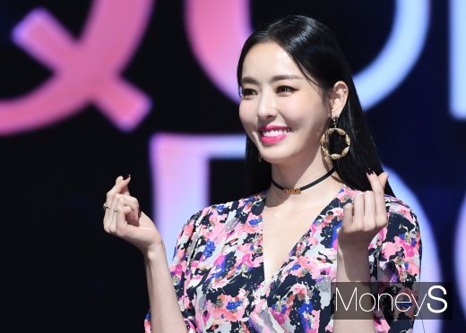 [머니S포토] 이다희 '예쁜 하트 발사'