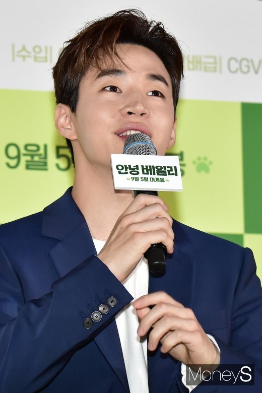 [머니S포토] 취재진 질문에 답하는 헨리