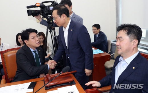 26일 오전 서울 여의도 국회에서 열린 정치개혁특별위원회 제1소위에서 홍영표 정개특위위원장이 장제원 장제원 자유한국당 의원과 인사를 나누고 있다. /사진=뉴시스