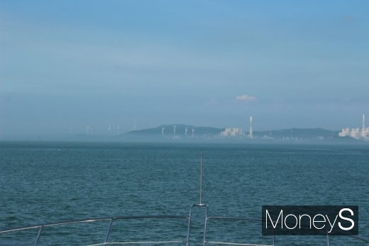 슈퍼요트에서 본 영흥도 발전단지. /사진=박정웅 기자