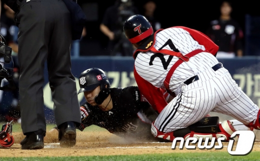 지난 25일 서울 잠실구장에서 열린 2019 KBO 리그 KT 위즈와 LG 트윈스의 경기에서 6회초 KT 심우준이 우중간 안타를 날린 뒤 홈까지 달려 세이프 판정을 받았다. /사진=뉴스1