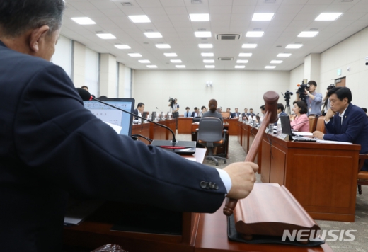 26일 서울 여의도 국회에서 교육환경 보호에 관한 법률 일부개정법률안 등을 안건으로 열린 교육위원회 전체회의에서 이찬열 위원장이 안건을 상정 및 가결하고 있다. /사진=뉴시스