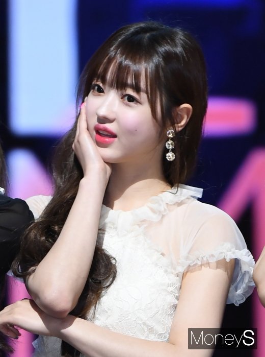 [머니S포토] 오마이걸 유아 '나 예뻐?'