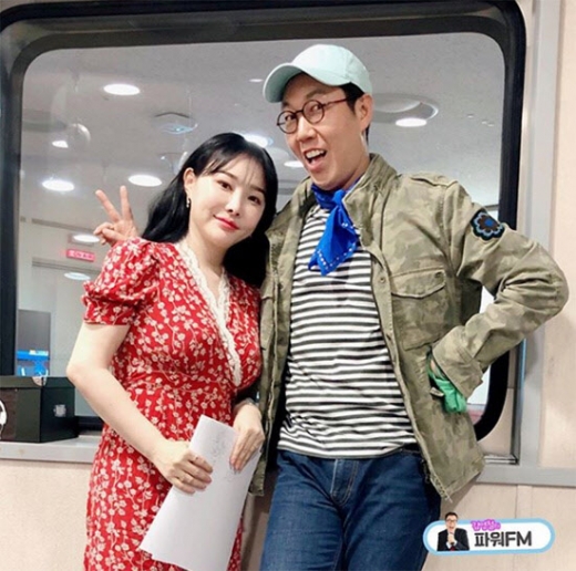 역사 강사 이다지(왼쪽)와 DJ 김영철. /사진=SBS 파워FM '김영철의 파워FM' 공식 인스타그램 캡처