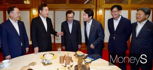 [머니S포토] 본 협의 앞서 환담 나누는 고위 당정청