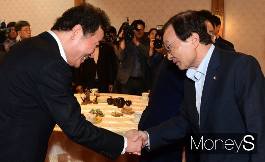[머니S포토] 고위 당정청, 인사 나누는 이낙연-이해찬