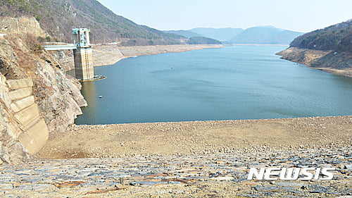 지난 2017년 3월30일 가뭄으로 저수율이 13.6%를 보였던 보령댐의 모습. /사진=뉴시스