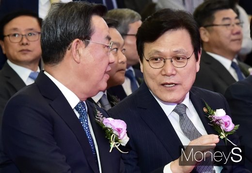 [머니S포토] 금융권 공동채용 박람회, 대화 나누는 최종구-김태영