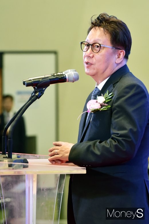 [머니S포토] 축사 전하는 민병두 국회 정무위원장