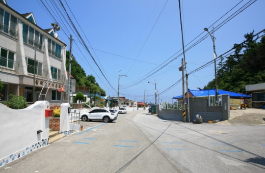 길 하나를 사이에 두고 강원도와 경상북도로 나뉘는 고포마을. /사진=한국관광공사