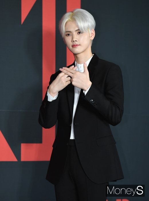 [머니S포토] 엑스원 강민희 '시선 잡는 금빛 헤어'