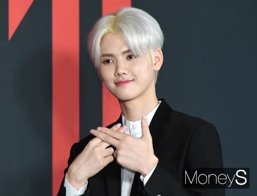[머니S포토] 엑스원 강민희 '미소 살짝'
