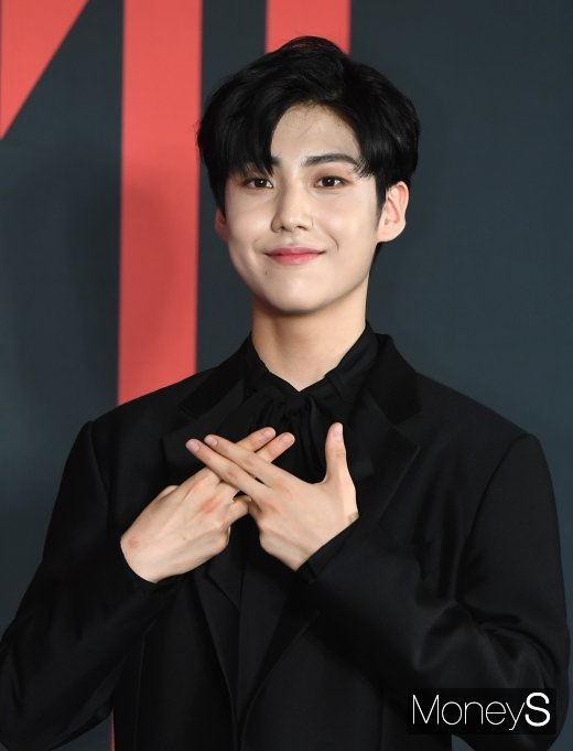 [머니S포토] 엑스원 이은상 '심쿵 눈맞춤'