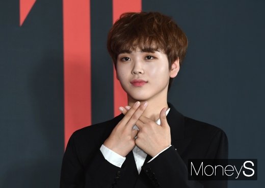[머니S포토] 엑스원 송형준 '귀여운 뽀글머리'