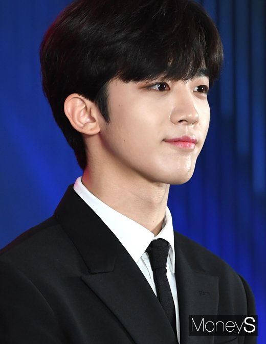 [머니S포토] 엑스원 김요한 '얼굴에 묻은 잘생김'