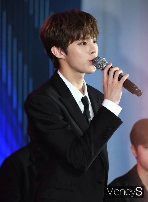 [머니S포토] 엑스원 김우석 '업텐션에서 엑스원 재데뷔, 행복하다'
