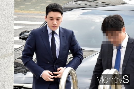 [머니S포토] 해외 원정도박 의혹 승리, 경찰 출석