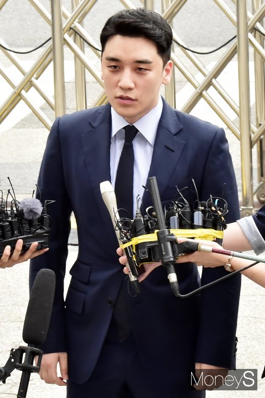 [머니S포토] 취재진 질문에 답변하는 승리