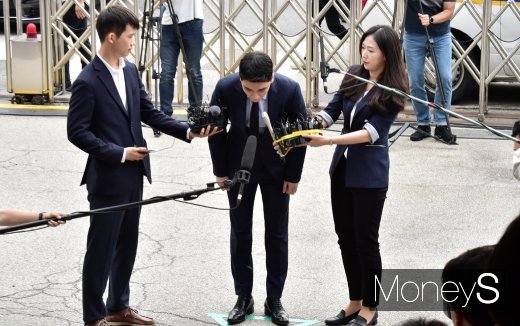 [머니S포토] 고개 숙인 승리, 