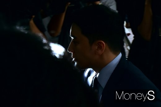 [머니S포토] 원정도박 경찰 조사 받는 승리의 실루엣