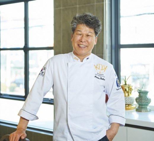올해의 대한민국 명장에 선정된 김해를 대표하는 제과제빵 명인 김덕규씨./사진제공=김해시
