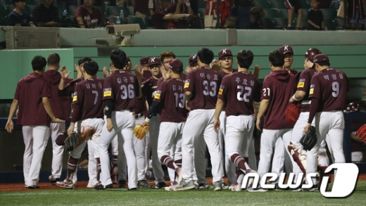 키움 히어로즈 선수단이 지난 7일 울산 문수야구장에서 열린 2019 KBO리그 롯데 자이언츠와의 경기에서 16대4로 승리한 뒤 자축하고 있다. /사진=뉴스1