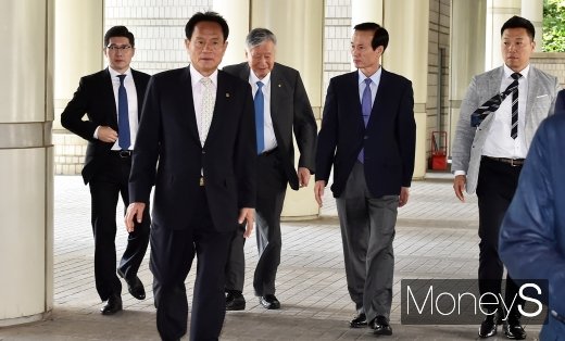 [머니S포토] 항소심 출두하는 이중근 회장