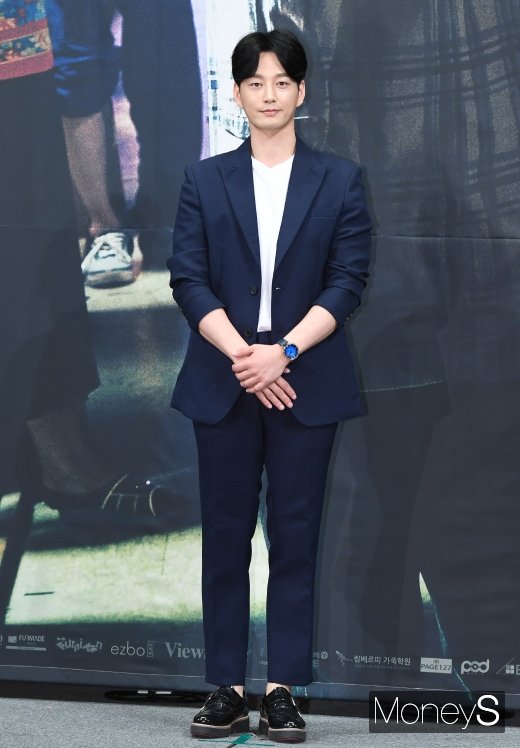[머니S포토] 이현욱, 딱 떨어지는 슈트핏